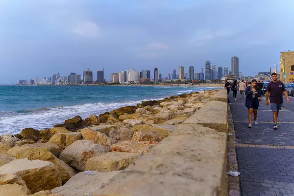 Tel Aviv, İsrail - 16 Mayıs 2025: Tel Aviv silueti, yerel halk ve ziyaretçilerle birlikte Jaffa duvarları gezinti alanının günbatımı manzarası. Artık Tel Aviv-Yafo, İsrail 'in bir parçası.