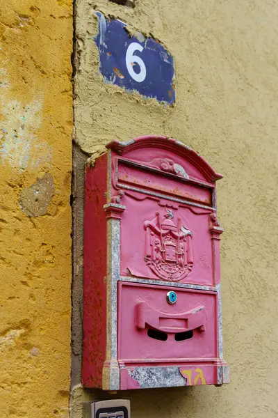 Jaffa 'daki eski bir İngiliz posta kutusunun görüntüsü, şimdi Tel-Aviv-Yafo, İsrail' in bir parçası.