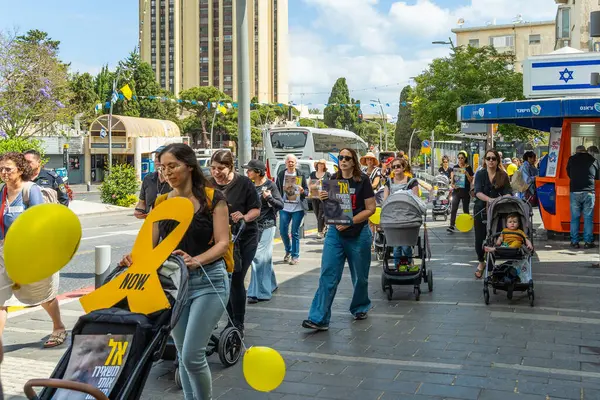 Hayfa, İsrail - 28 Mayıs 2025: İnsanlar savaşın 600. gününde ve esaret altındaki rehineler için sembolik bir bebek arabası protestosu düzenliyorlar, slogan: Bir anne oğlunu geride bırakmaz. Hayfa, İsrail