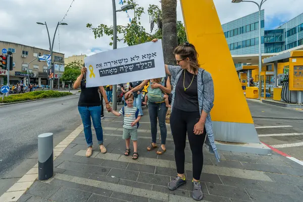 Hayfa, İsrail - 28 Mayıs 2025: İnsanlar savaşın 600. gününde ve esaret altındaki rehineler için sembolik bir bebek arabası protestosu düzenliyorlar, slogan: Bir anne oğlunu geride bırakmaz. Hayfa, İsrail