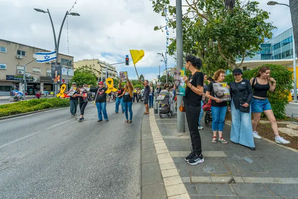 Hayfa, İsrail - 28 Mayıs 2025: İnsanlar savaşın 600. gününde ve esaret altındaki rehineler için sembolik bir bebek arabası protestosu düzenliyorlar, slogan: Bir anne oğlunu geride bırakmaz. Hayfa, İsrail