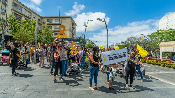 Hayfa, İsrail - 28 Mayıs 2025: İnsanlar savaşın 600. gününde ve esaret altındaki rehineler için sembolik bir bebek arabası protestosu düzenliyorlar, slogan: Bir anne oğlunu geride bırakmaz. Hayfa, İsrail