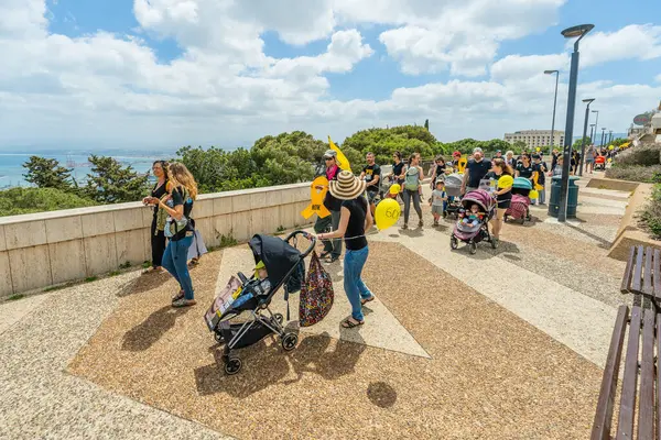 Hayfa, İsrail - 28 Mayıs 2025: İnsanlar savaşın 600. gününde ve esaret altındaki rehineler için sembolik bir bebek arabası protestosu düzenliyorlar, slogan: Bir anne oğlunu geride bırakmaz. Hayfa, İsrail