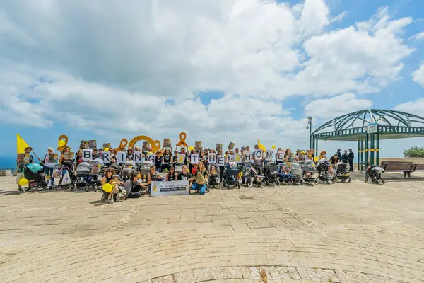 Hayfa, İsrail - 28 Mayıs 2025: Savaşın 600. gününde sembolik bir bebek arabası gösterisi yapan insanlar ve tutsak edilmiş rehineler, slogan: Bir anne oğlunu geride bırakmaz. Hayfa, İsrail