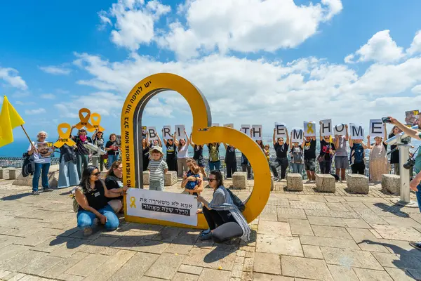 Hayfa, İsrail - 28 Mayıs 2025: Savaşın 600. gününde sembolik bir bebek arabası gösterisi yapan insanlar ve tutsak edilmiş rehineler, slogan: Bir anne oğlunu geride bırakmaz. Hayfa, İsrail