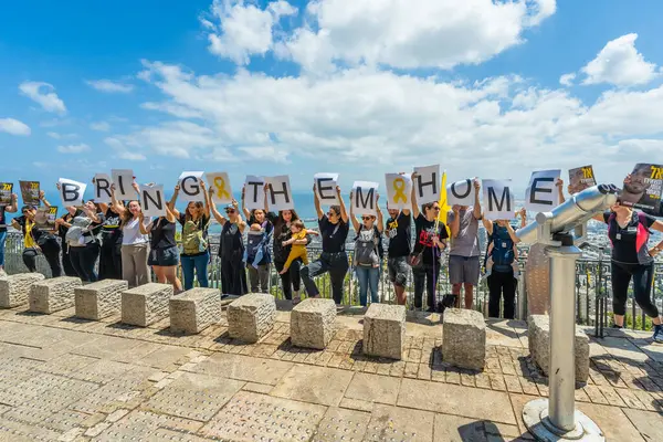 Hayfa, İsrail - 28 Mayıs 2025: Savaşın 600. gününde sembolik bir bebek arabası gösterisi yapan insanlar ve tutsak edilmiş rehineler, slogan: Bir anne oğlunu geride bırakmaz. Hayfa, İsrail