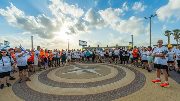 Hayfa, İsrail - 28 Mayıs 2025: Rehine Matan Angrest 'in serbest bırakılması çağrısı, savaşın 600. günü ve esir alınan rehineler, Hayfa, İsrail plajı