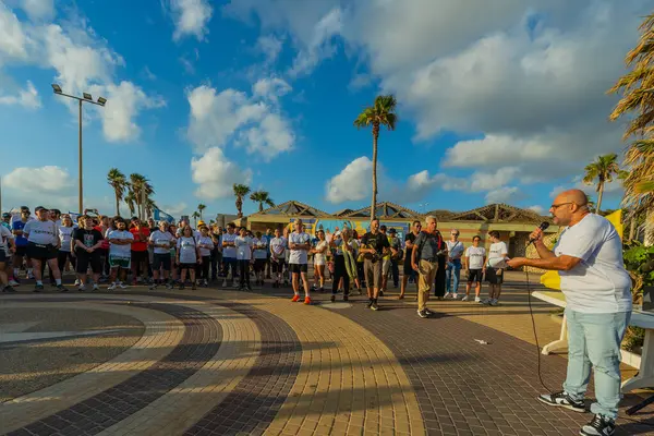 Hayfa, İsrail - 28 Mayıs 2025: Rehine Matan Angrest 'in serbest bırakılması çağrısı, savaşın 600. günü ve esir alınan rehineler, Hayfa, İsrail plajı