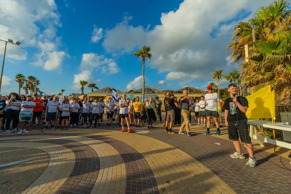 Hayfa, İsrail - 28 Mayıs 2025: Rehine Matan Angrest 'in serbest bırakılması çağrısı, savaşın 600. günü ve esir alınan rehineler, Hayfa, İsrail plajı