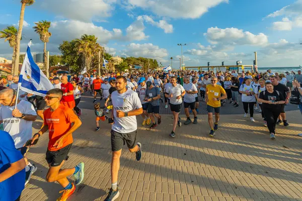 Hayfa, İsrail - 28 Mayıs 2025: Rehine Matan Angrest 'in serbest bırakılması çağrısı, savaşın 600. günü ve esir alınan rehineler, Hayfa, İsrail plajı