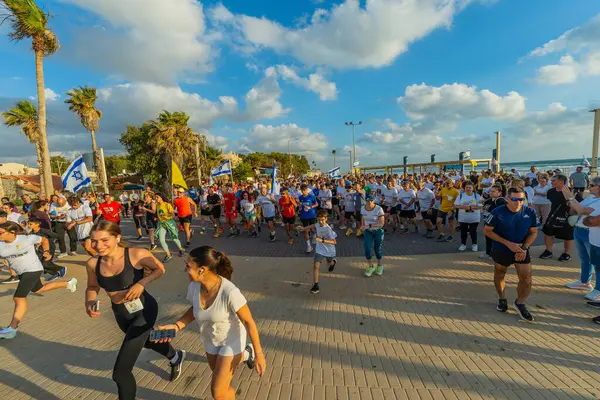 Hayfa, İsrail - 28 Mayıs 2025: Rehine Matan Angrest 'in serbest bırakılması çağrısı, savaşın 600. günü ve esir alınan rehineler, Hayfa, İsrail plajı