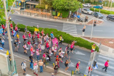 Hayfa, İsrail - 31 Mayıs 2025: İnsanlar savaşın sona ermesi, rehine anlaşmasının tamamlanması ve yeni seçimlerin başlatılması çağrısında bulunan bir protesto yürüyüşüne katılıyor. Hayfa, İsrail