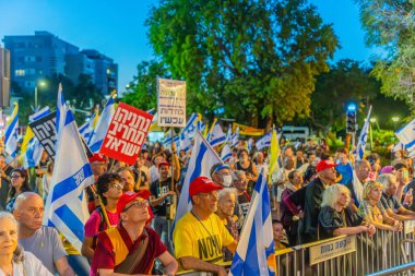 Hayfa, İsrail - 31 Mayıs 2025: Çeşitli tabela ve bayraklara sahip bir grup insan, savaşın sona ermesi, rehine anlaşmasının tamamlanması ve yeni seçimler için düzenlenen protesto mitingine katıldı. Hayfa, İsrail