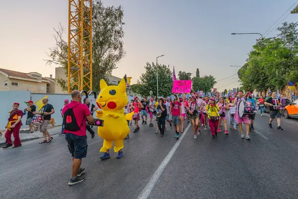 Hayfa, İsrail - 31 Mayıs 2025: İnsanlar (Pikachu kostümlü adamla birlikte) savaşın sona ermesi, rehine anlaşmasının tamamlanması ve yeni seçimler çağrısında bulunan bir protesto yürüyüşüne katılıyor. Hayfa, İsrail