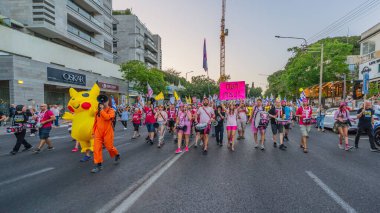 Hayfa, İsrail - 31 Mayıs 2025: İnsanlar (Pikachu kostümlü adamla birlikte) savaşın sona ermesi, rehine anlaşmasının tamamlanması ve yeni seçimler çağrısında bulunan bir protesto yürüyüşüne katılıyor. Hayfa, İsrail