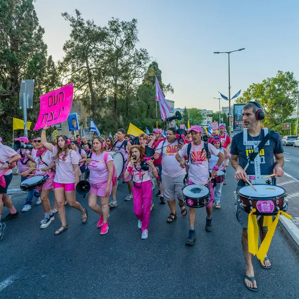 Hayfa, İsrail - 31 Mayıs 2025: İnsanlar savaşın sona ermesi, rehine anlaşmasının tamamlanması ve yeni seçimlerin başlatılması çağrısında bulunan bir protesto yürüyüşüne katılıyor. Hayfa, İsrail