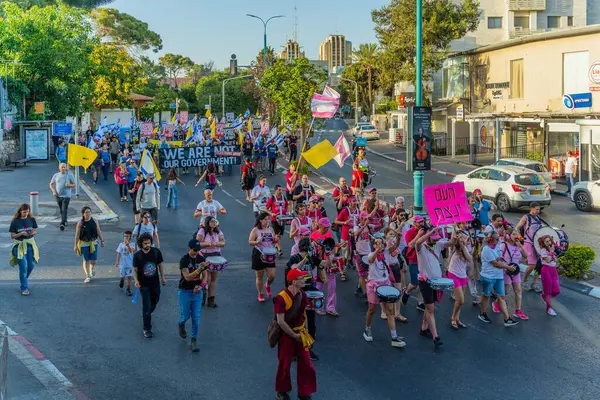 Hayfa, İsrail - 31 Mayıs 2025: İnsanlar savaşın sona ermesi, rehine anlaşmasının tamamlanması ve yeni seçimlerin başlatılması çağrısında bulunan bir protesto yürüyüşüne katılıyor. Hayfa, İsrail