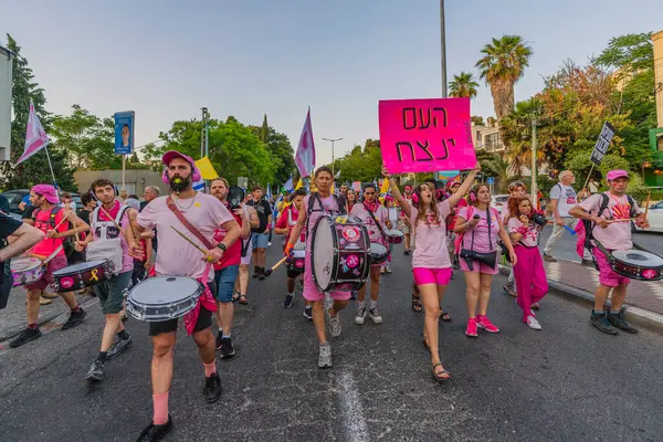 Hayfa, İsrail - 31 Mayıs 2025: İnsanlar savaşın sona ermesi, rehine anlaşmasının tamamlanması ve yeni seçimlerin başlatılması çağrısında bulunan bir protesto yürüyüşüne katılıyor. Hayfa, İsrail