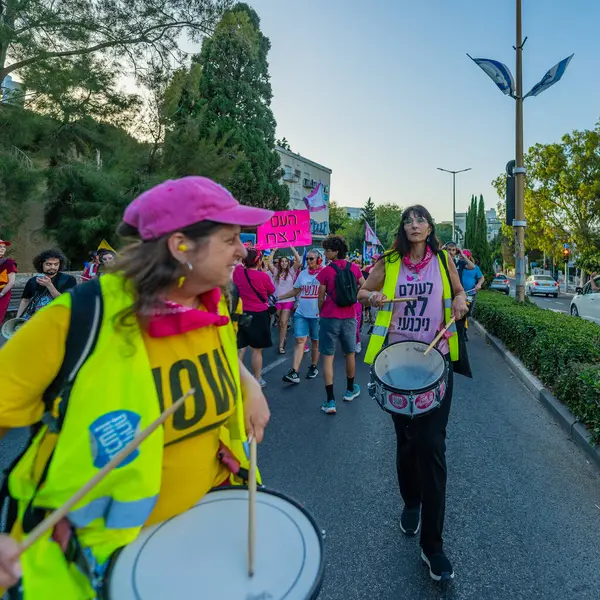 Hayfa, İsrail - 31 Mayıs 2025: Çeşitli tabelaları ve bayrakları olan insanlar, savaşın sona ermesi, rehine anlaşmasının tamamlanması ve yeni seçimlerin başlatılması için düzenlenen protesto mitingine katıldılar. Hayfa, İsrail