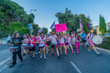 Hayfa, İsrail - 31 Mayıs 2025: İnsanlar savaşın sona ermesi, rehine anlaşmasının tamamlanması ve yeni seçimlerin başlatılması çağrısında bulunan bir protesto yürüyüşüne katılıyor. Hayfa, İsrail