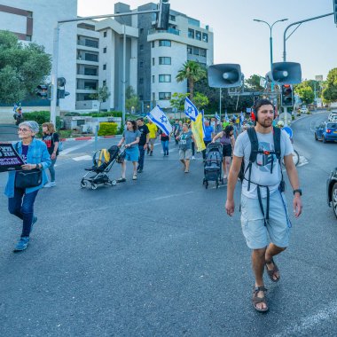 Hayfa, İsrail - 31 Mayıs 2025: İnsanlar Hayfa, İsrail 'deki bir protesto yürüyüşüne katılıyor