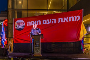 Hayfa, İsrail - 31 Mayıs 2025: Emmanuel Rosen, savaşın sona ermesi, rehine anlaşmasının tamamlanması ve yeni seçimler için düzenlenen protesto mitinginin bir parçası olarak kalabalığa sesleniyor. Hayfa, İsrail