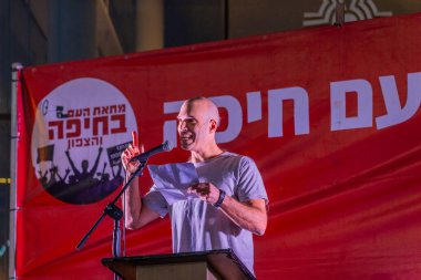 Hayfa, İsrail - 31 Mayıs 2025: Yuval Ben Ari kalabalığa hitaben yaptığı konuşmada, savaşın sona ermesi, rehine anlaşmasının tamamlanması ve yeni seçimler çağrısında bulundu. Hayfa, İsrail