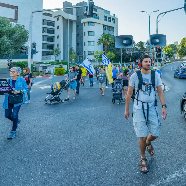 Hayfa, İsrail - 31 Mayıs 2025: İnsanlar Hayfa, İsrail 'deki bir protesto yürüyüşüne katılıyor