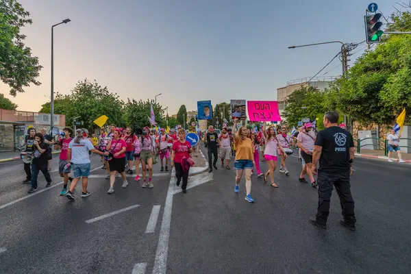 Hayfa, İsrail - 31 Mayıs 2025: İnsanlar savaşın sona ermesi, rehine anlaşmasının tamamlanması ve yeni seçimlerin başlatılması çağrısında bulunan bir protesto yürüyüşüne katılıyor. Hayfa, İsrail