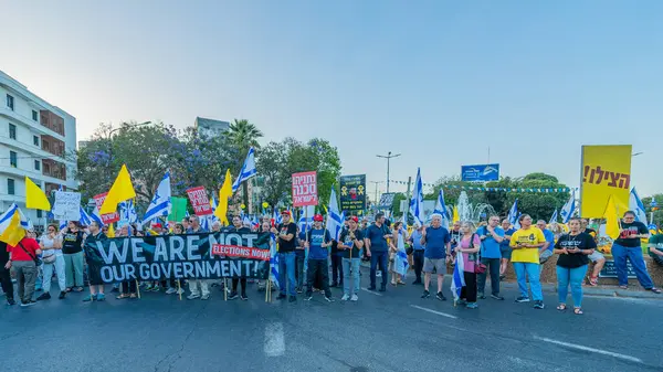 Hayfa, İsrail - 31 Mayıs 2025: Çeşitli tabelaları ve bayrakları olan insanlar, savaşın sona ermesi, rehine anlaşmasının tamamlanması ve yeni seçimlerin başlatılması için düzenlenen protesto mitingine katıldılar. Hayfa, İsrail