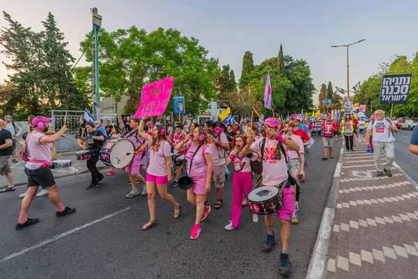 Hayfa, İsrail - 31 Mayıs 2025: İnsanlar savaşın sona ermesi, rehine anlaşmasının tamamlanması ve yeni seçimlerin başlatılması çağrısında bulunan bir protesto yürüyüşüne katılıyor. Hayfa, İsrail