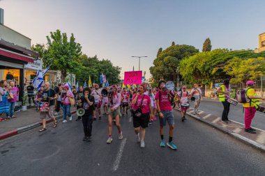 Hayfa, İsrail - 31 Mayıs 2025: İnsanlar savaşın sona ermesi, rehine anlaşmasının tamamlanması ve yeni seçimlerin başlatılması çağrısında bulunan bir protesto yürüyüşüne katılıyor. Hayfa, İsrail