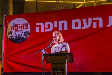 Hayfa, İsrail - 31 Mayıs 2025: Carmit Palty Katzir, savaşın sona ermesi, rehine anlaşmasının tamamlanması ve yeni seçimler için düzenlenen protesto mitinginin bir parçası olarak kalabalığa sesleniyor. Hayfa, İsrail