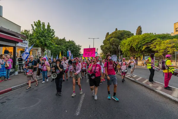 Hayfa, İsrail - 31 Mayıs 2025: İnsanlar savaşın sona ermesi, rehine anlaşmasının tamamlanması ve yeni seçimlerin başlatılması çağrısında bulunan bir protesto yürüyüşüne katılıyor. Hayfa, İsrail