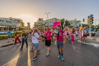 Hayfa, İsrail - 31 Mayıs 2025: İnsanlar savaşın sona ermesi, rehine anlaşmasının tamamlanması ve yeni seçimlerin başlatılması çağrısında bulunan bir protesto yürüyüşüne katılıyor. Hayfa, İsrail