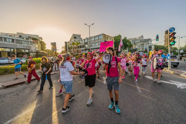 Hayfa, İsrail - 31 Mayıs 2025: İnsanlar savaşın sona ermesi, rehine anlaşmasının tamamlanması ve yeni seçimlerin başlatılması çağrısında bulunan bir protesto yürüyüşüne katılıyor. Hayfa, İsrail