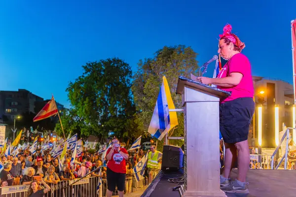 Hayfa, İsrail - 31 Mayıs 2025: Ayelet Beery, savaşın sona ermesi, rehine anlaşmasının tamamlanması ve yeni seçimler için düzenlenen protesto mitinginin bir parçası olarak kalabalığa sesleniyor. Hayfa, İsrail