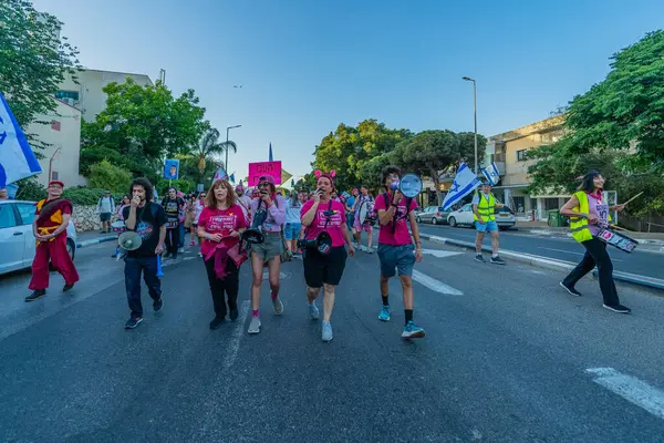 Hayfa, İsrail - 31 Mayıs 2025: İnsanlar savaşın sona ermesi, rehine anlaşmasının tamamlanması ve yeni seçimlerin başlatılması çağrısında bulunan bir protesto yürüyüşüne katılıyor. Hayfa, İsrail