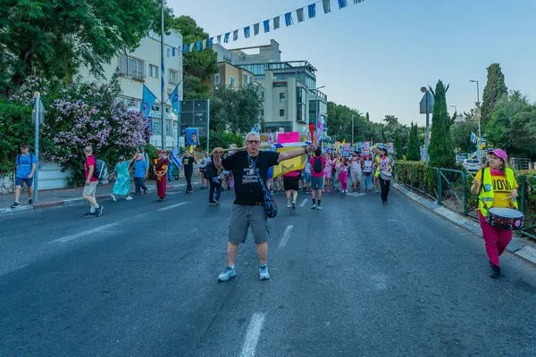 Hayfa, İsrail - 31 Mayıs 2025: Çeşitli tabelaları ve bayrakları olan insanlar, savaşın sona ermesi, rehine anlaşmasının tamamlanması ve yeni seçimlerin başlatılması için düzenlenen protesto mitingine katıldılar. Hayfa, İsrail