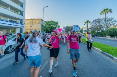Hayfa, İsrail - 31 Mayıs 2025: İnsanlar savaşın sona ermesi, rehine anlaşmasının tamamlanması ve yeni seçimlerin başlatılması çağrısında bulunan bir protesto yürüyüşüne katılıyor. Hayfa, İsrail