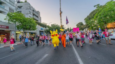 Hayfa, İsrail - 31 Mayıs 2025: İnsanlar (Pikachu kostümlü adamla birlikte) savaşın sona ermesi, rehine anlaşmasının tamamlanması ve yeni seçimler çağrısında bulunan bir protesto yürüyüşüne katılıyor. Hayfa, İsrail