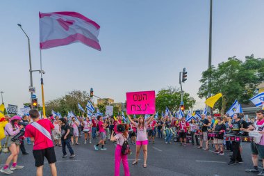 Hayfa, İsrail - 31 Mayıs 2025: Davulcu topluluğu, savaşın sona ermesi, rehine anlaşmasının tamamlanması ve yeni seçimler için düzenlenen protesto mitinginin bir parçası. Hayfa, İsrail