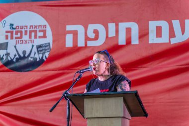 Hayfa, İsrail - 31 Mayıs 2025: Protesto lideri Gali Eshet Bazak kalabalığa hitaben yaptığı konuşmada, savaşı sona erdirme, rehine anlaşmasının tamamlanması ve yeni seçimler çağrısında bulundu. Hayfa, İsrail