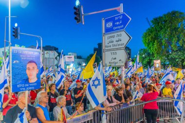 Hayfa, İsrail - 31 Mayıs 2025: Çeşitli tabela ve bayraklara sahip bir grup insan, savaşın sona ermesi, rehine anlaşmasının tamamlanması ve yeni seçimler için düzenlenen protesto mitingine katıldı. Hayfa, İsrail