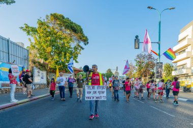 Hayfa, İsrail - 7 Haziran 2025: Çeşitli tabela ve bayraklara sahip insanlar, savaşın sona ermesi, rehine anlaşmasının tamamlanması ve yeni seçimlerin başlatılması için düzenlenen protesto mitingine katıldılar. Hayfa, İsrail
