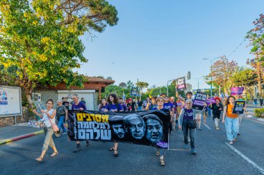 Hayfa, İsrail - Haziran 07, 2025: İnsanlar savaşın sona ermesi, rehine anlaşmasının tamamlanması ve yeni seçimler çağrısında bulunan bir protesto yürüyüşüne katılıyor. Hayfa, İsrail