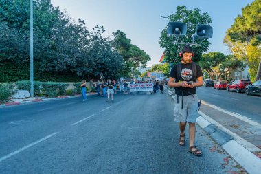 Hayfa, İsrail - 07 Haziran 2025: İnsanlar Hayfa, İsrail 'deki bir protesto yürüyüşüne katılıyor