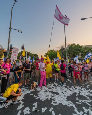 Hayfa, İsrail - Haziran 07, 2025: Davul çemberi, sembolik Katar parasıyla ve Hayfa, İsrail 'deki bir protesto mitinginin bir parçası olan Pikachu kostümlü adamla