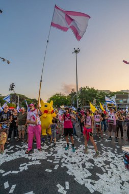 Hayfa, İsrail - Haziran 07, 2025: Davul çemberi, sembolik Katar parasıyla ve Hayfa, İsrail 'deki bir protesto mitinginin bir parçası olan Pikachu kostümlü adamla