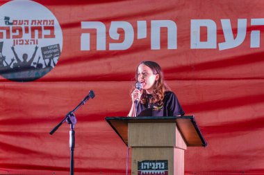 Hayfa, İsrail - 7 Haziran 2025: Ela Lavie, savaşın sona ermesi, rehine anlaşmasının tamamlanması ve yeni seçimler için düzenlenen protesto mitinginin bir parçası olarak kalabalığa sesleniyor. Hayfa, İsrail